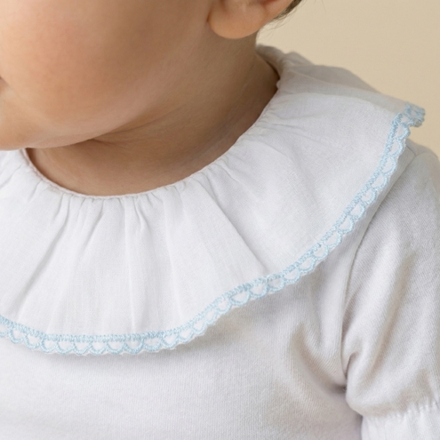 body corto puntilla azul detalle