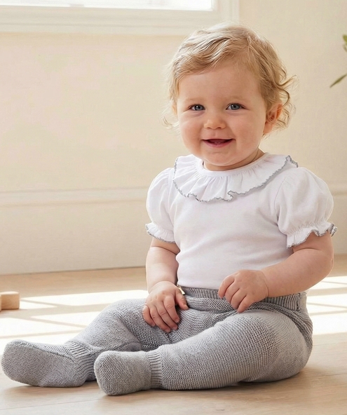 camiseta blanca y gris